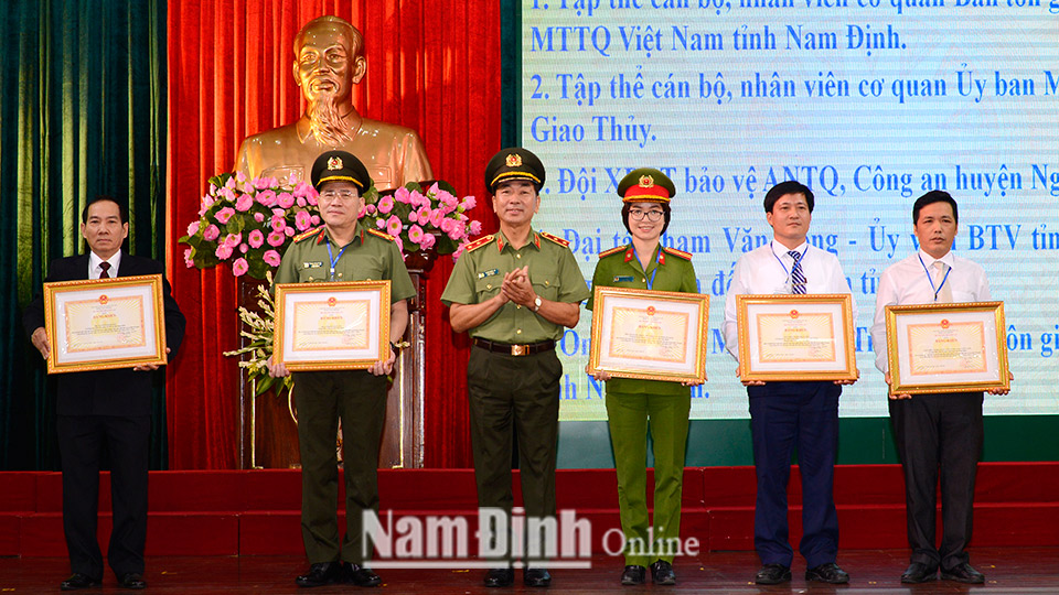 Đồng chí Trung tướng Trần Quốc Tỏ, Ủy viên Ban Chấp hành  Trung ương Đảng, Thứ trưởng Bộ Công an trao Bằng khen của Bộ Công  an cho các tập thể, cá nhân tiêu biểu.