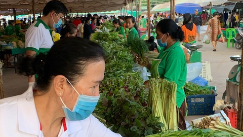 Đeo khẩu trang chỗ đông người được khuyến khích trong đời sống bình thường kiểu mới sau Covid-19 tại Lào.