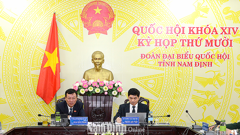 Ðồng chí Ðoàn Hồng Phong, Ủy viên BCH Trung ương Ðảng, Bí thư Tỉnh ủy, Trưởng đoàn Ðoàn đại biểu Quốc hội của tỉnh dự kỳ họp tại điểm cầu Nam Ðịnh.