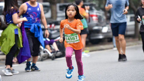 Giải chạy có sự tham gia của các em nhỏ ở cự ly 5km. 