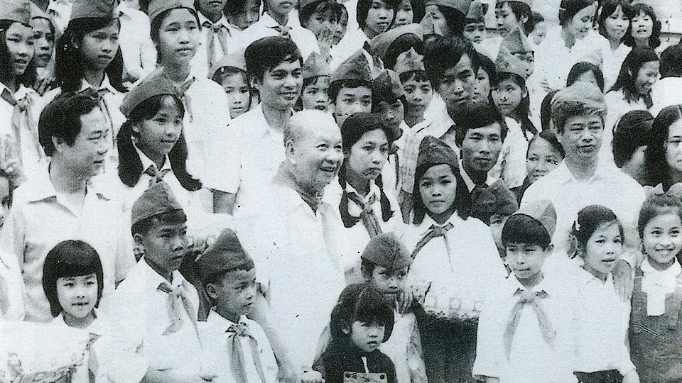 Đồng chí Trường Chinh thăm Trại hè Cháu ngoan Bác Hồ ở Hà Nội, tháng 6-1986.