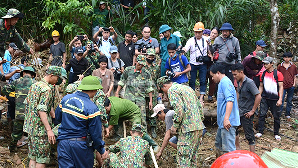 Các lực lượng tìm kiếm người mất tích do sạt lở tại Trà Leng, huyện Nam Trà My (Quảng Nam). Ảnh: qdnd.vn