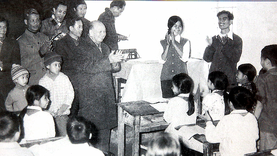 Đồng chí Trường Chinh thăm Trường cấp I, II xã Xuân Hồng (Xuân Trường) năm 1981. Ảnh: Tư liệu