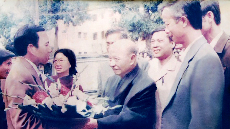 Tổng Bí thư Trường Chinh về thăm Trường THPT chuyên Lê Hồng Phong năm 1987. Ảnh: Tư liệu