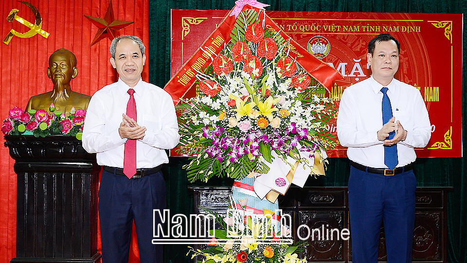 Đồng chí Lê Quốc Chỉnh, Phó Bí thư Thường trực Tỉnh ủy trao tặng Ủy ban MTTQ tỉnh lẵng hoa tươi thắm.