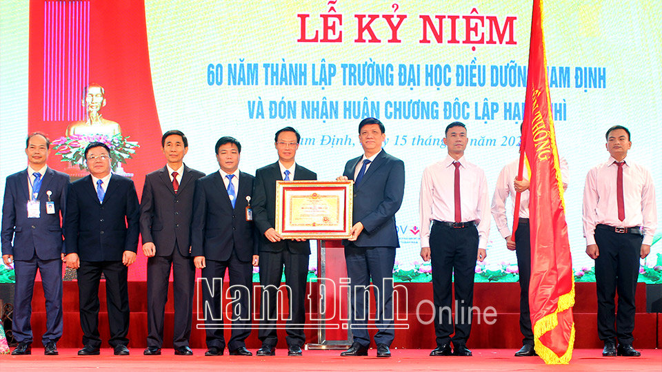Giáo sư, Tiến sĩ Nguyễn Thanh Long, Bí thư Ban cán sự Đảng, Bộ trưởng Bộ Y tế trao Huân chương Độc lập hạng Nhì cho Trường Đại học Điều dưỡng Nam Định.