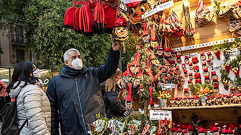 Hội chợ Giáng sinh ở Barcelona, Tây Ban Nha giảm 30% quy mô so với mọi năm theo quy định ngăn chặn Covid-19 (Ảnh: Xinhua)