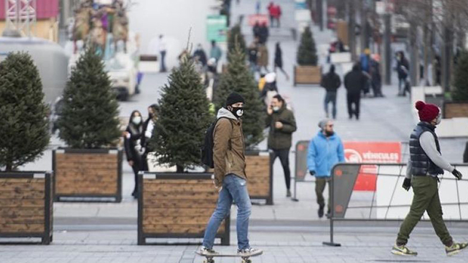 Người dân Ca-na-đa đeo khẩu trang ngừa dịch Covid-19.