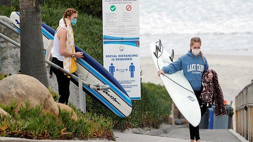 Người dân bang Ca-li-pho-ni-a (Mỹ) tuân thủ quy định phòng, chống dịch Covid-19. Ảnh ROI-TƠ