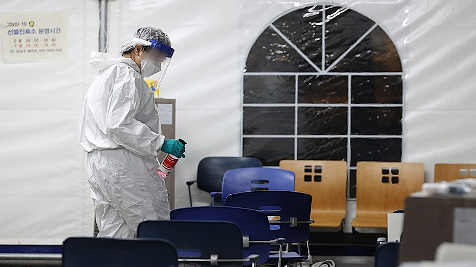 Nhân viên y tế khử khuẩn tại Seoul. (Ảnh: Yonhap)