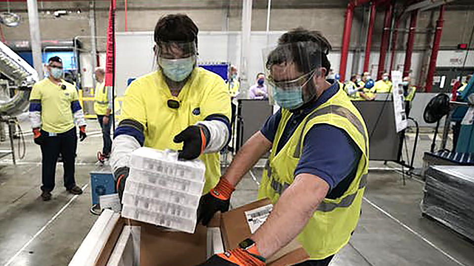 Vắc-xin phòng Covid-19 của Pfizer được chuyển đi từ nhà máy ở Mỹ. Ảnh THE CONVERSATION