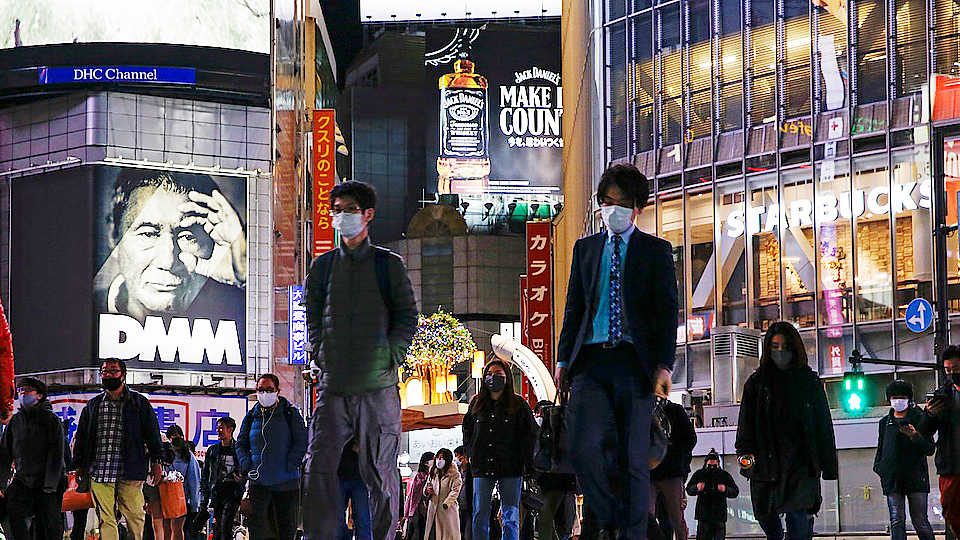 Người dân đeo khẩu trang để tránh lây lan virus tại quận Shibuya, Tokyo, Nhật Bản. Ảnh: AP