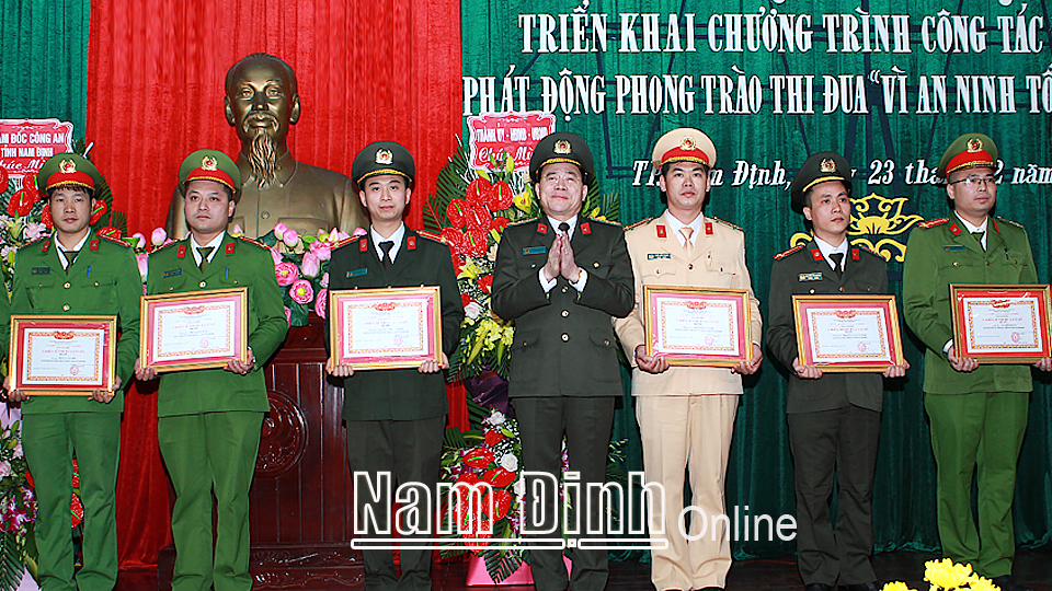 Đồng chí Đại tá Phạm Văn Long, Ủy viên Ban TVTU, Giám đốc Công an tỉnh trao thưởng cho các cá nhân đạt danh hiệu chiến sĩ thi đua cơ sở.