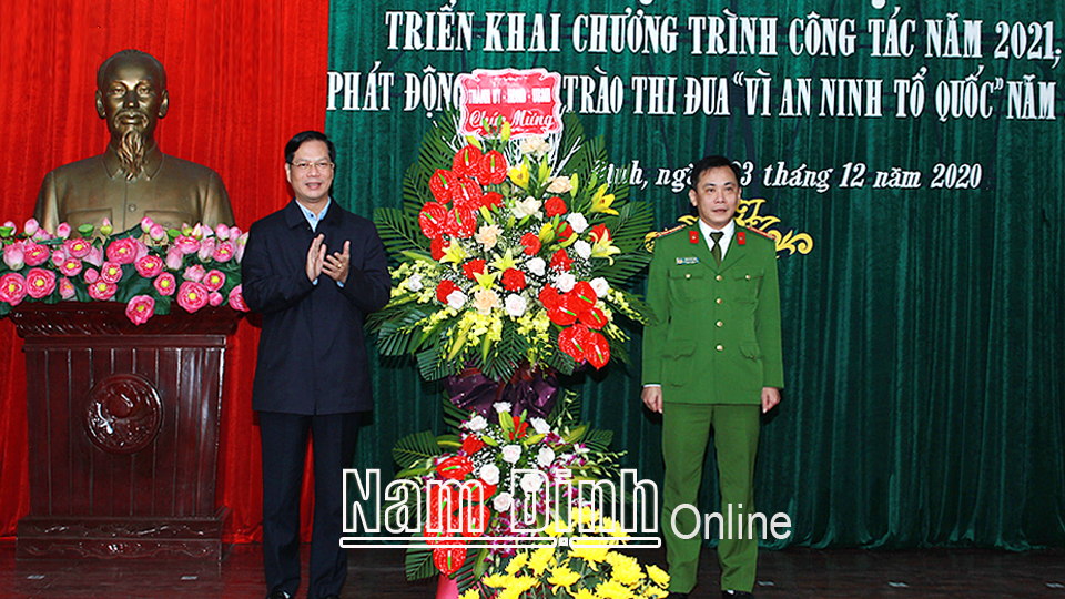 Đồng chí Nguyễn Anh Tuấn, Ủy viên Ban TVTU, Bí thư Thành ủy Nam Định tặng hoa chúc mừng Công an thành phố Nam Định.