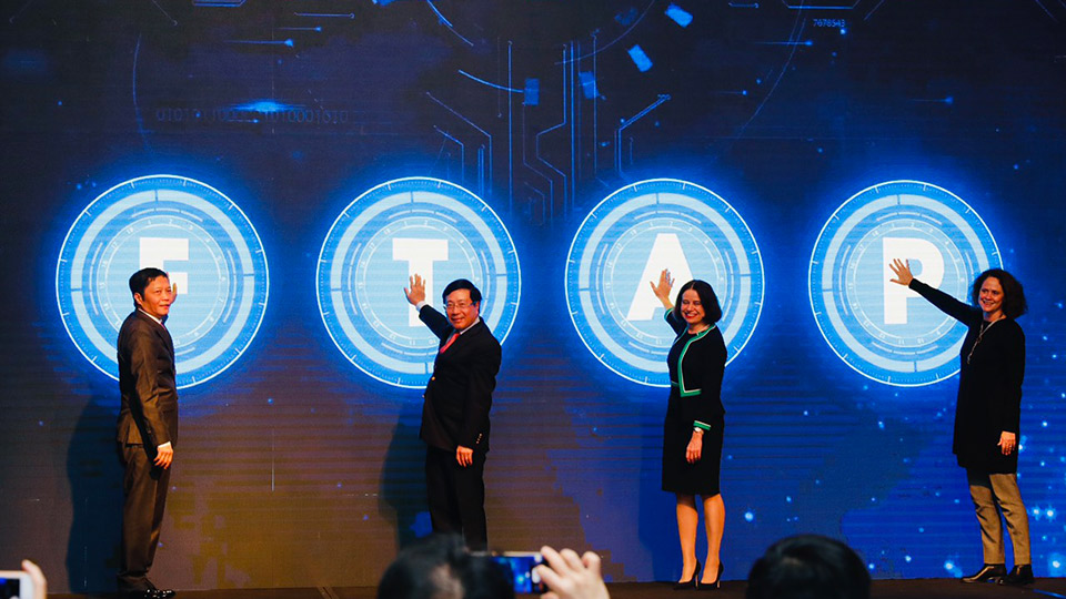 Phó Thủ tướng Chính phủ Phạm Bình Minh cùng các đại biểu với nghi thức bấm nút khai trương Cổng thông tin điện tử về Hiệp định Thương mại tự do Việt Nam (FTAP).  Ảnh: Trần Việt