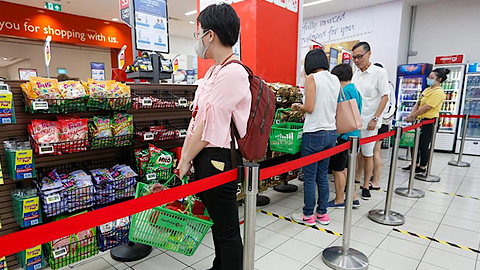 Người dân Xin-ga-po giữ khoảng cách an toàn để phòng dịch khi mua sắm tại một siêu thị. Ảnh | TODAY