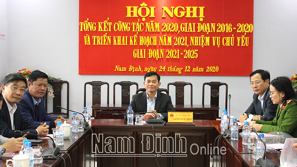 Đồng chí Nguyễn Phùng Hoan, Ủy viên Ban TVTU, Phó Chủ tịch UBND tỉnh chủ trì  hội nghị tại điểm cầu tỉnh ta.