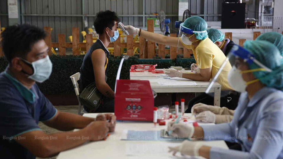 Nhân viên y tế đang lấy mẫu xét nghiệm Covid-19 cho lao động tại một khu chợ ở thủ đô Bangkok. (Ảnh: Bưu điện Bangkok)