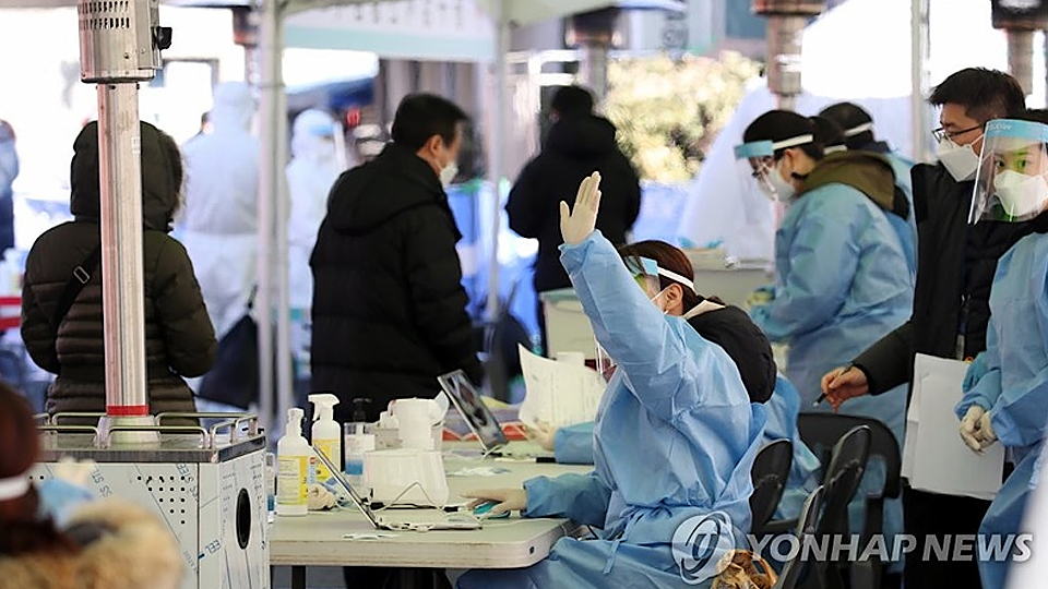 Người dân xếp hàng chờ xét nghiệm Covid-19 tại quảng trường trước nhà ga Seoul. (Ảnh: Yonhap)