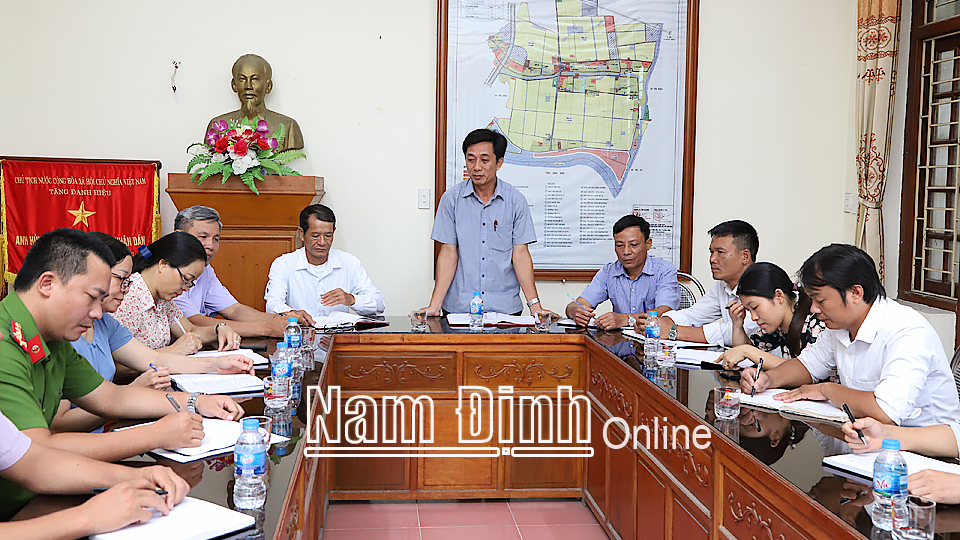 Đảng ủy, UBND xã Yên Khang (Ý Yên) triển khai thực hiện Quy chế dân chủ ở cơ sở đến các bộ phận chuyên môn trực thuộc.