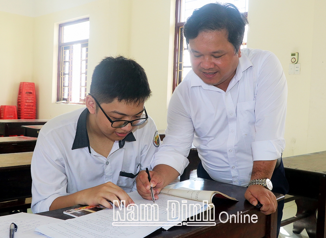 Em Trần Nhật Minh cùng thầy giáo dạy Toán Trường THPT chuyên Lê Hồng Phong.