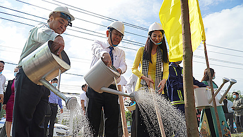 Phó thủ tướng Chính phủ Trương Hòa Bình tham gia trồng cây xanh tại tỉnh Bến Tre.