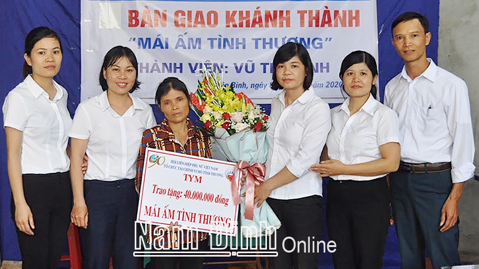 Quỹ TYM Ý Yên bàn giao nhà “Mái ấm tình thương” cho chị Vũ Thị Minh, cụm 30, xã Yên Bình.