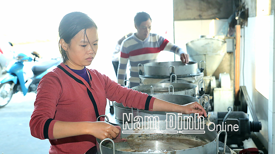Cơ sở ép dầu lạc Hùng Luyên, xã Yên Cường (Ý Yên) tạo việc làm cho nhiều lao động nông thôn.