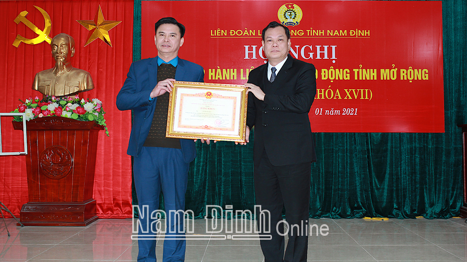 Đồng chí Lê Quốc Chỉnh, Phó Bí thư Thường trực Tỉnh ủy, Chủ tịch HĐND tỉnh trao tặng Huân chương Lao động hạng Ba cho cá nhân có thành tích xuất sắc.
