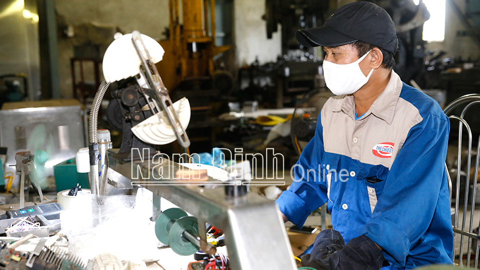Cơ sở sản xuất thiết bị thực phẩm Thế Chiều, xã Liêm Hải (Trực Ninh) giúp nhiều lao động có việc làm ổn định, vươn lên thoát nghèo.
