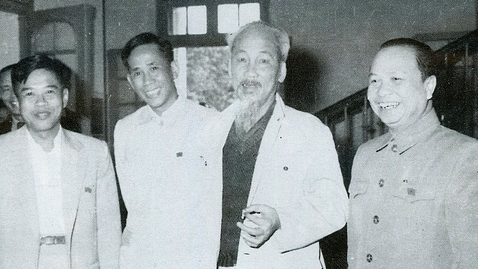Chủ tịch Hồ Chí Minh và các đồng chí Lê Duẩn, Trường Chinh, Phạm Hùng trong giờ nghỉ giải lao tại kỳ họp thứ tư, Quốc hội khóa II.