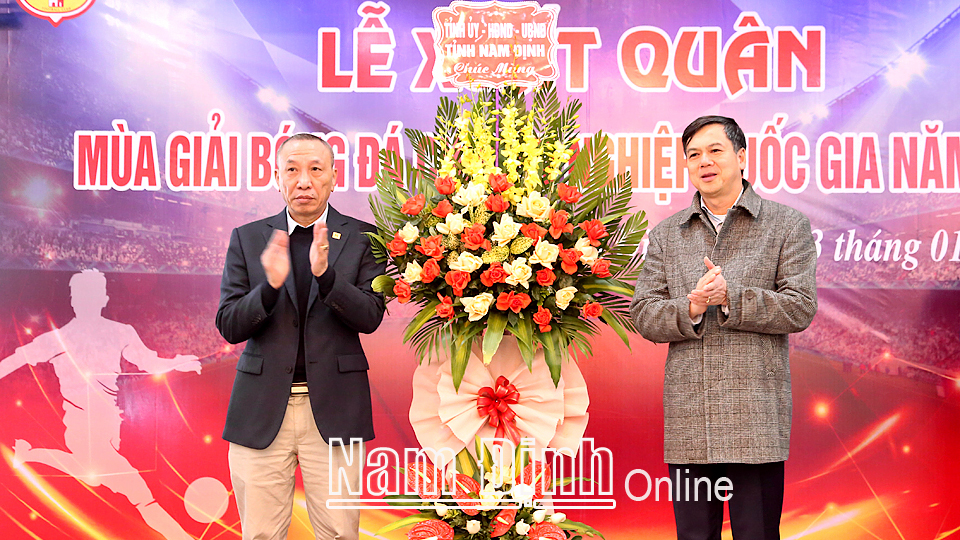 Đồng chí Trần Lê Đoài, TUV, Phó Chủ tịch UBND tỉnh tặng hoa chúc mừng Câu lạc bộ bóng đá Nam Định.