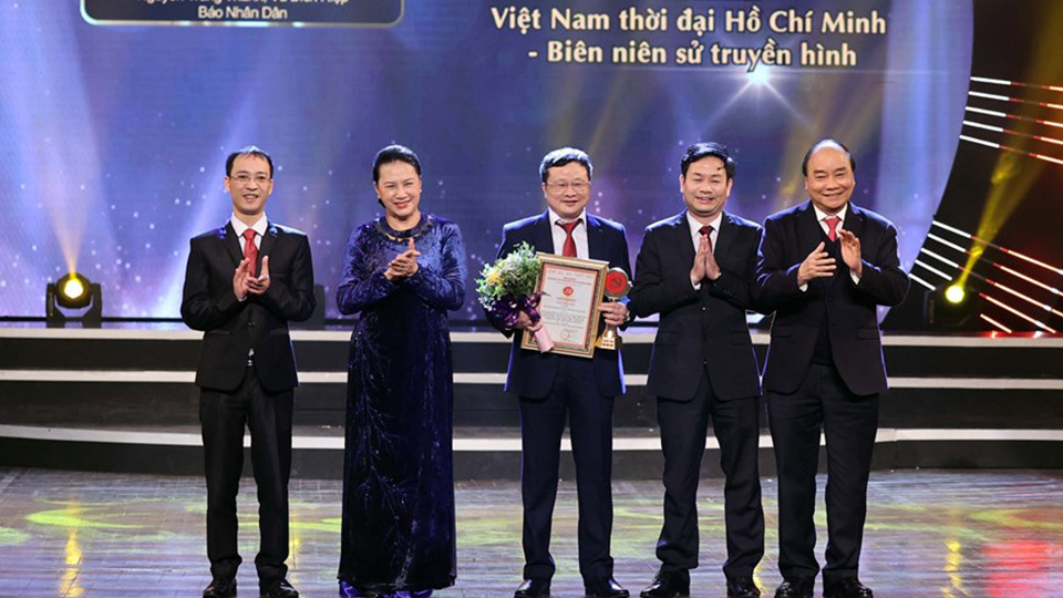 Thủ tướng Chính phủ Nguyễn Xuân Phúc, Chủ tịch Quốc hội Nguyễn Thị Kim Ngân trao Giải Đặc biệt cho Truyền hình Nhân Dân với tác phẩm 