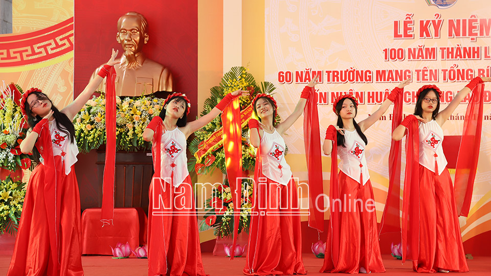 CLB Khiêu vũ Trường THPT chuyên Lê Hồng Phong biểu diễn trong Lễ kỷ niệm 100 năm ngày thành lập trường.