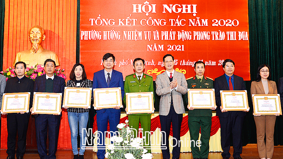 Đồng chí Nguyễn Anh Tuấn, Ủy viên Ban TVTU, Bí thư Thành ủy Nam Định trao Giấy khen cho các tổ chức cơ sở Đảng trong sạch vững mạnh tiêu biểu.