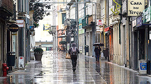 Khu phố mua sắm ở Bồ Đào Nha vắng vẻ trong bối cảnh dịch Covid-19 hoành hành. Ảnh EPA - EFE