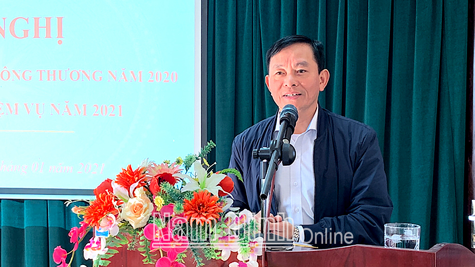 Đồng chí Nguyễn Phùng Hoan, Uỷ viên Ban TVTU, Phó Chủ tịch UBND tỉnh phát biểu tại hội nghị.