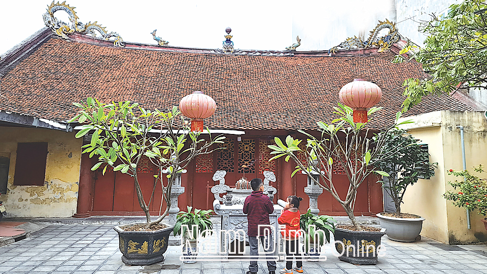 Đền Nguyên Thương, phố Hàng Sắt (thành phố Nam Định) vẫn lưu giữ được nhiều nét kiến trúc cổ.