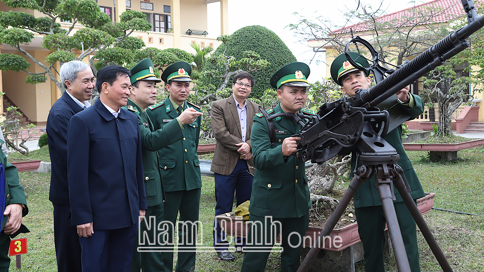 Đồng chí Nguyễn Phùng Hoan, Ủy viên Ban TVTU, Phó Chủ tịch UBND tỉnh kiểm tra công tác sẵn sàng chiến đấu tại Đồn Biên phòng Ba Lạt.