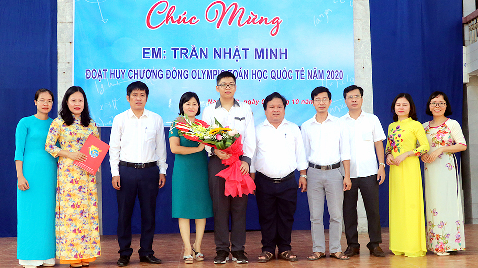 Em Trần Nhật Minh (đứng giữa) cùng thầy cô và gia đình tại lễ khai giảng năm học 2019-2020. Ảnh: Do cơ sở cung cấp