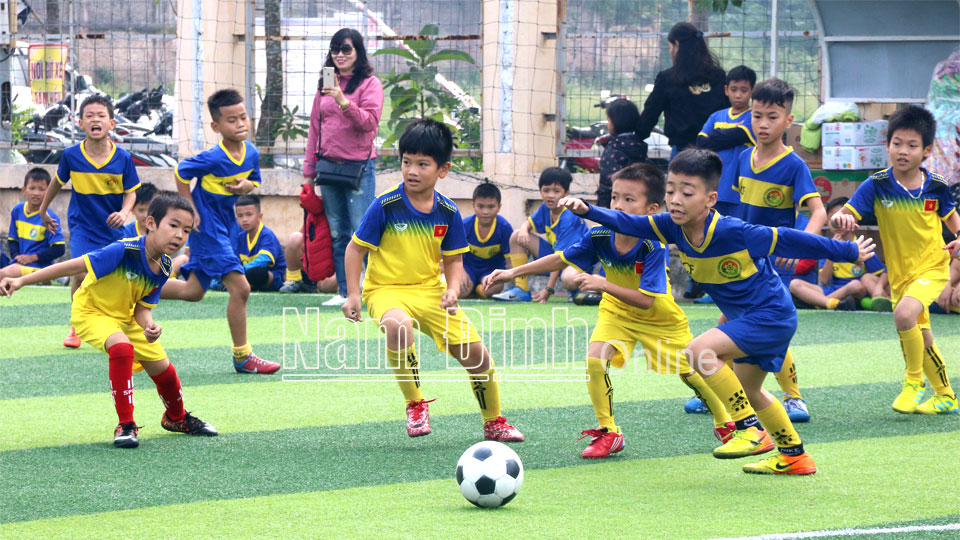 Một lớp học bóng đá thiếu nhi tại thành phố Nam Định.