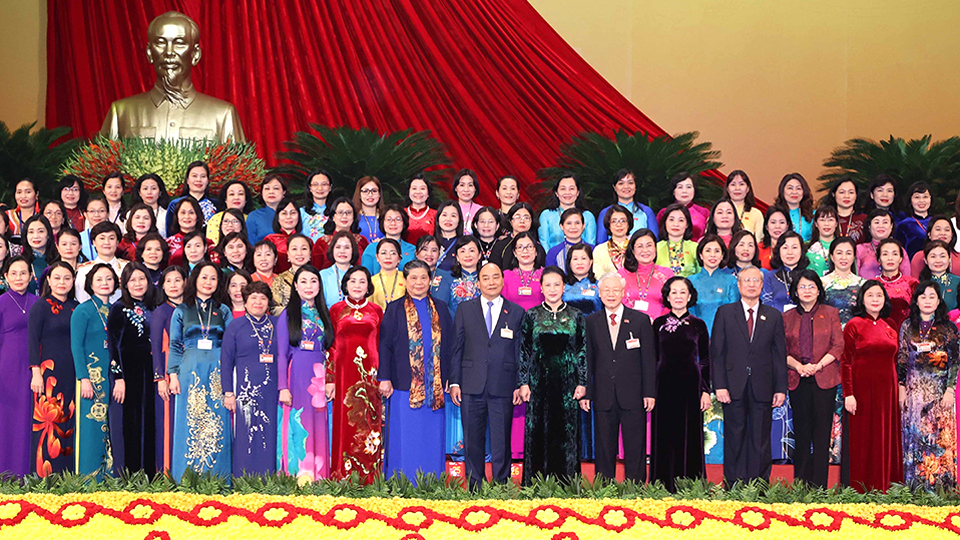 Các đồng chí lãnh đạo Đảng, Nhà nước chụp ảnh với các đại biểu nữ tham dự Đại hội XIII của Đảng.  Ảnh: TTXVN