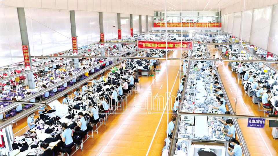 Cụm công nghiệp xã Hải Phương (ảnh 1); Công ty TNHH Đóng tàu Thịnh Long tạo việc làm, thu nhập ổn định cho người dân địa phương (ảnh 2).