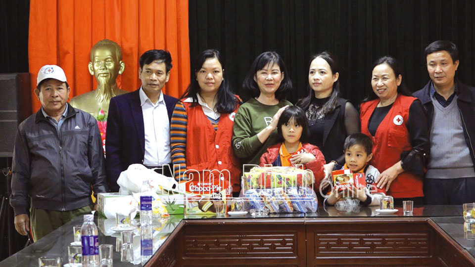 Các nhà hảo tâm trao quà Tết cho các em nhỏ tại Trung tâm Bảo trợ xã hội tổng hợp tỉnh tại thị trấn Xuân Trường (Xuân Trường).