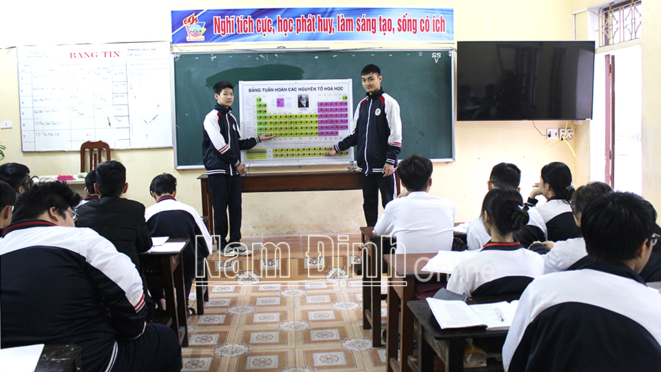 Hai em Nguyễn Quốc Nhật Anh, Nguyễn Nhật Trung lớp 11A2 Trường THPT Nguyễn Khuyến (thành phố Nam Định) giới thiệu “Mô hình bảng tuần hoàn thông minh” cho các bạn cùng lớp.