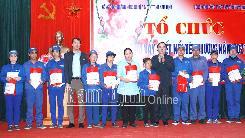 Công đoàn ngành NN và PTNT và Công đoàn Công ty cổ phần Lâm sản (thành phố Nam Định) trao tặng quà Tết cho công nhân có hoàn cảnh khó khăn.