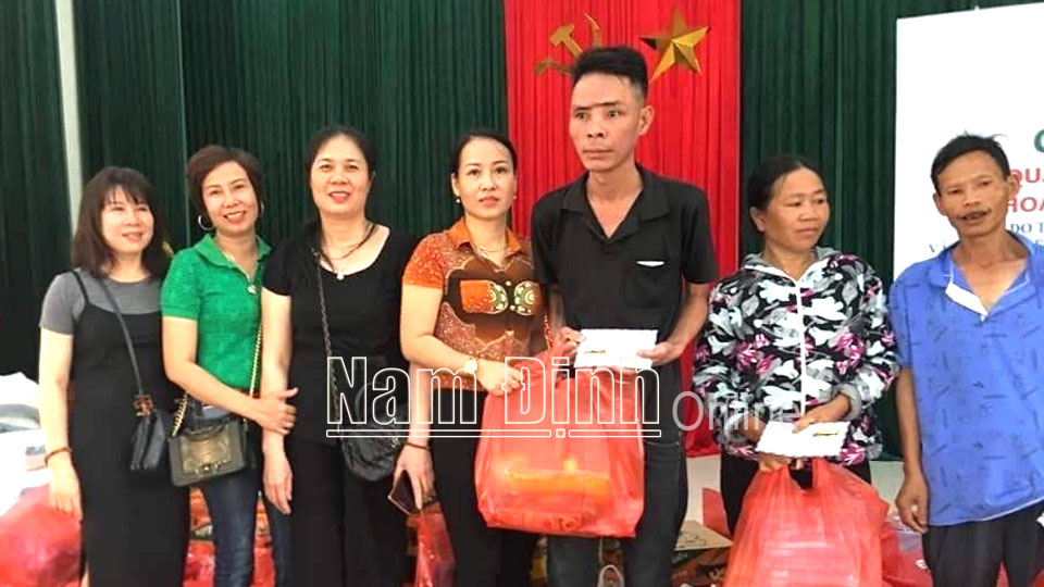 Nhóm thiện nguyện Hương Từ Bi phối hợp cùng một số nhóm thiện nguyện tặng quà cho người có hoàn cảnh khó khăn trên địa bàn thành phố Nam Định.  Ảnh: Do cơ sở cung cấp