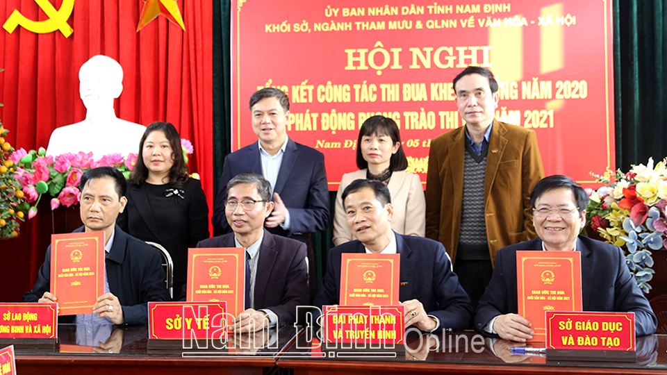 Đồng chí Trần Lê Đoài, TUV, Phó Chủ tịch UBND tỉnh chứng kiến các đơn vị trong Khối Văn hóa - Xã hội tỉnh kí giao ước thi đua năm 2021.