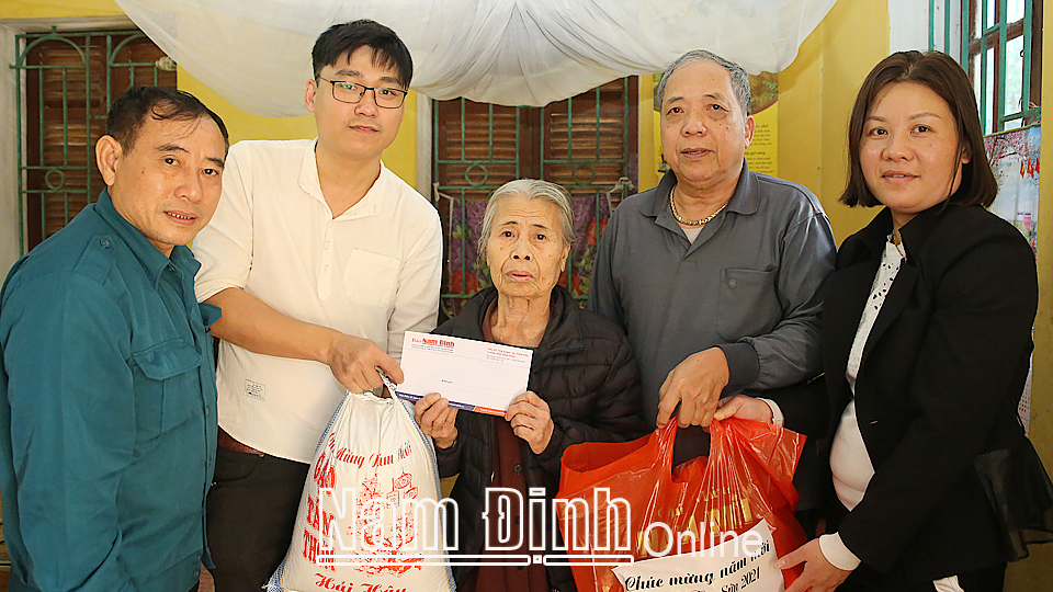 Chi đoàn Báo Nam Định thăm, tặng quà bà Phạm Thị Thước, tổ 31A, đường Điện Biên (TP Nam Định). Ảnh: Hoàng Anh