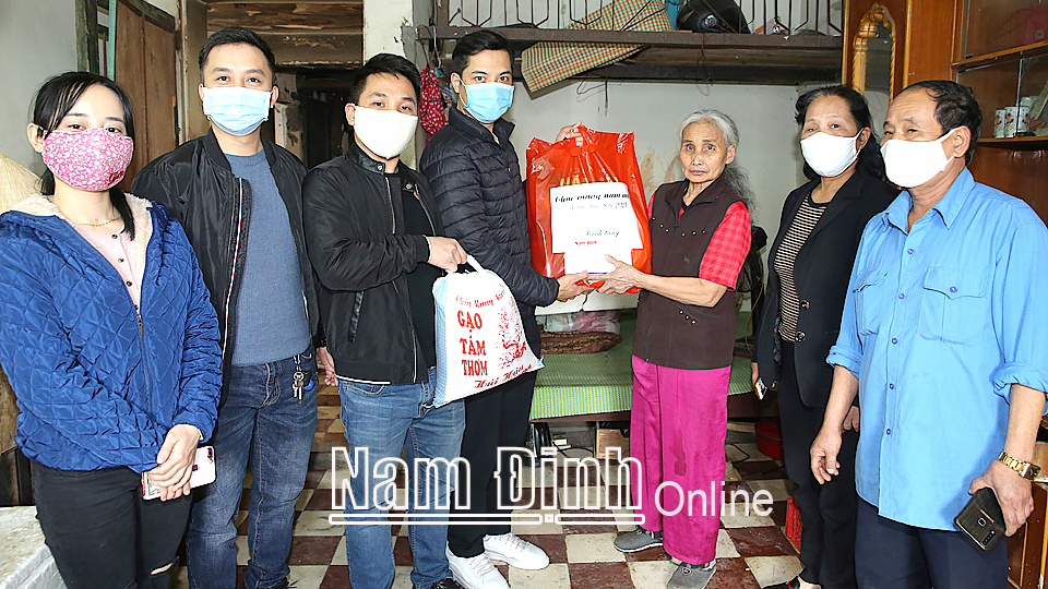 Chi đoàn Báo Nam Định thăm, tặng quà bà Đặng Thị Dư (72 tuổi) là người neo đơn ở phường Trần Đăng Ninh (TP Nam Định). Ảnh: Viết Dư